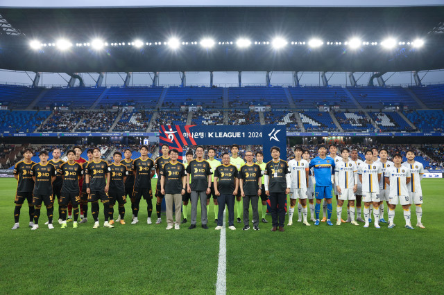 'HD현대건설기계 브랜드 데이'로 치뤄진 울산 HD VS 광주 FC 경기에서 선수단과 HD현대 및 구단 관계자들이 기념사진을 촬영하고 있다. (앞줄 왼쪽부터 HD현대중공업 노진율 사장, HD현대건설기계 최철곤 사장, 채영석 명예이사, HD현대사이트솔루션 조영철 사장, 울산HD 김광국 단장)