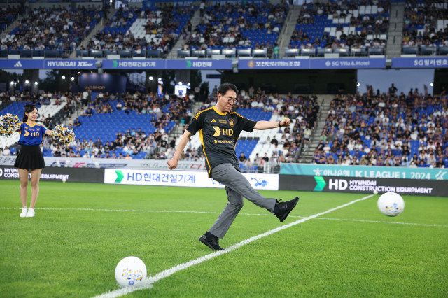 10일(수) 울산 문수월드컵경기장에서 열린 울산 HD VS 광주 FC 경기에서 HD현대건설기계 최철곤 사장이 시축하고 있다.