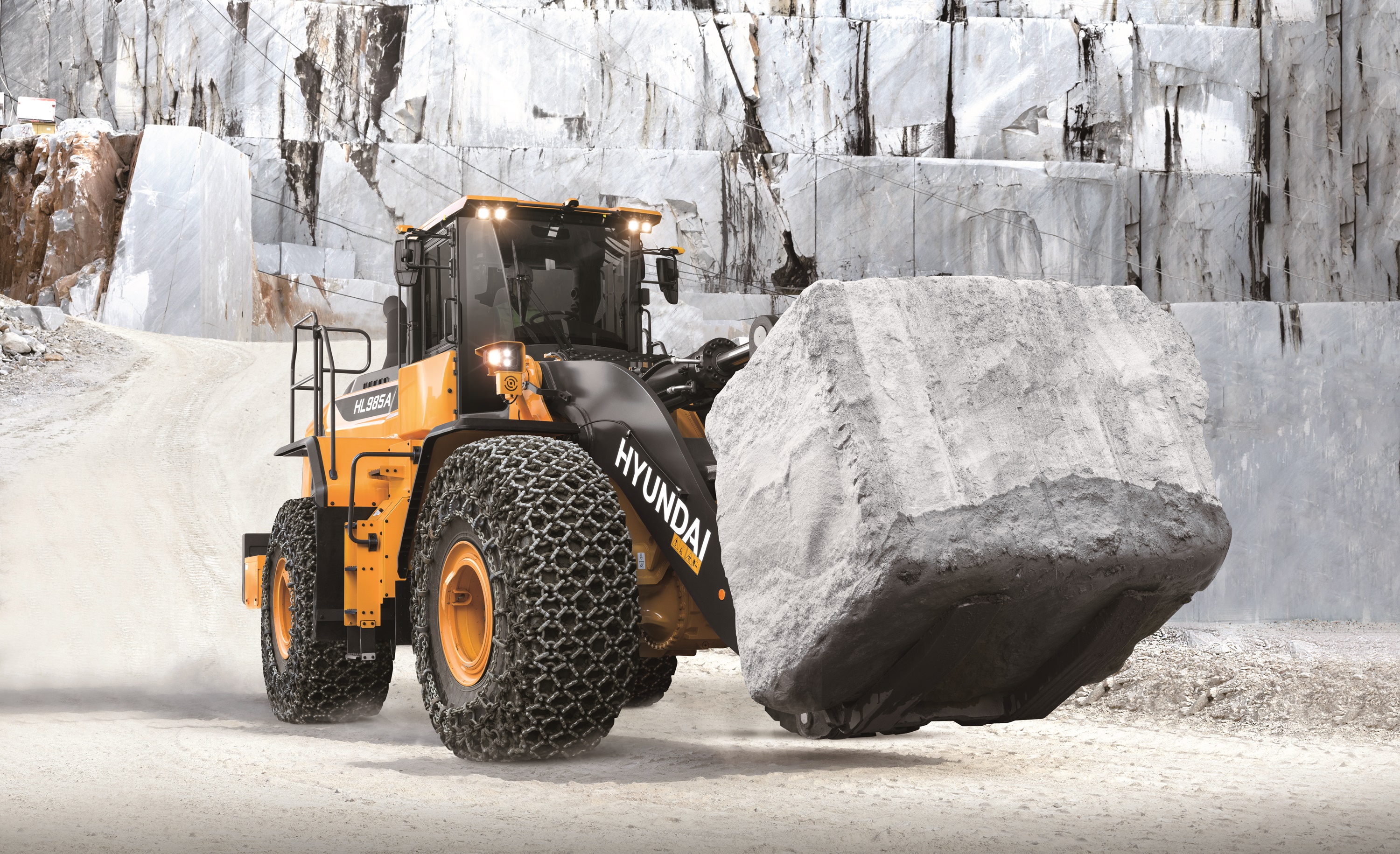 [사진] HD현대건설기계가 UAE에서 첫 수주를 거둔 80톤급 초대형굴착기(HX800L)