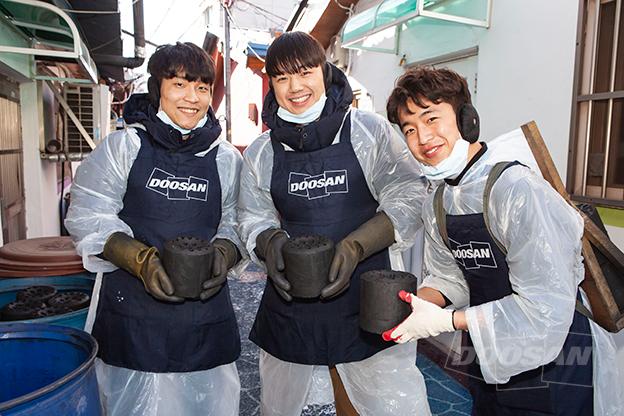 두산인프라코어 신입사원 ‘사랑의 연탄’ 2천장 전달