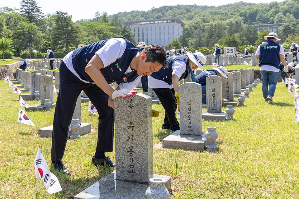 HD Hyundai Chairman Chung Ki-sun visits the National Seoul Cemetery on Friday, the 29th, and cleans the tombstones of war veterans alongside employees.