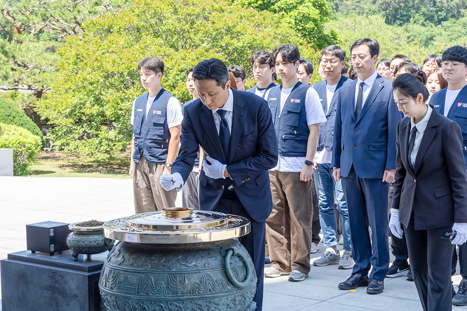 HD Hyundai Chairman Chung Ki-sun, along with employees, burns incense at the Memorial Tower of the National Seoul Cemetery on Friday, the 29th, honoring patriotic martyrs and fallen heroes.