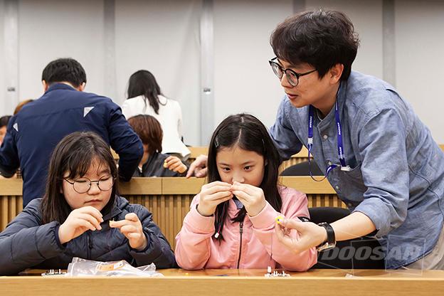 두산인프라코어, “초등 꿈나무들과 자율주행 자동차 연구해요!” 