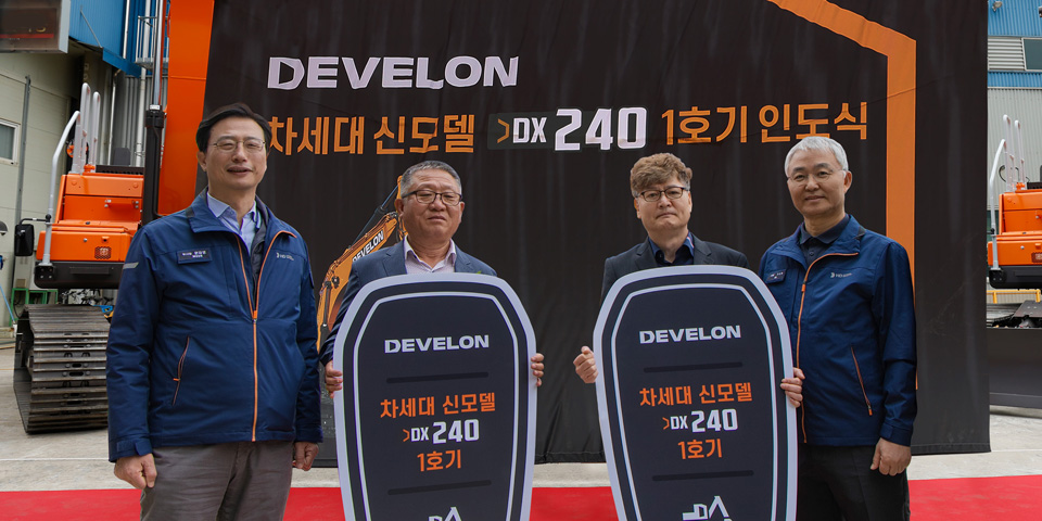 HD Hyundai Infracore has delivered its first next-generation excavator to the first customer following its global market introduction. Pictured from left to right are: Oh Seung-Hyun, CEO of HD Hyundai Infracore; Lee Yong-cheol, CEO of Cheongrim Environment; Hwang Eui-byeong, CEO of Hana Comprehensive Machinery; and Moon Jae-young, Chief Sales Officer at HD Hyundai Infracore.
