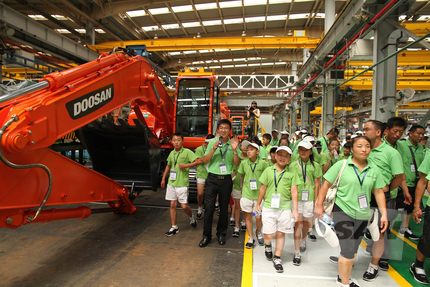 두산인프라코어, 중국에서 '두산희망기행 여름캠프' 개최