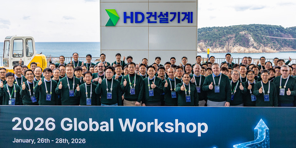 Executives and expat employees stationed overseas pose for a commemorative photo at the 2026 Global Workshop held at the HD Construction Equipment GOC in Dong-gu, Ulsan on January 26. 