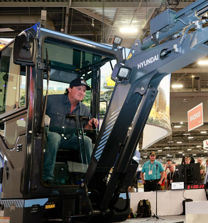 HD건설기계가 미국 라스베이거스에서 열린 북미 최대 건설기계 전시회 ‘콘엑스포 2026’에서 ‘오퍼레이터 챌린지’를 개최한 가운데, 관람객이 몰려 경기를 지켜보고 있다.