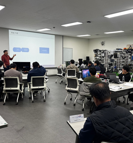 HD Hyundai XiteSolution supported the recent “High-Voltage Handling & Safety Management Training” at the HD Construction Equipment Global Training Center, utilizing the next-gen B-X series electric forklifts for theory and practical training sessions.